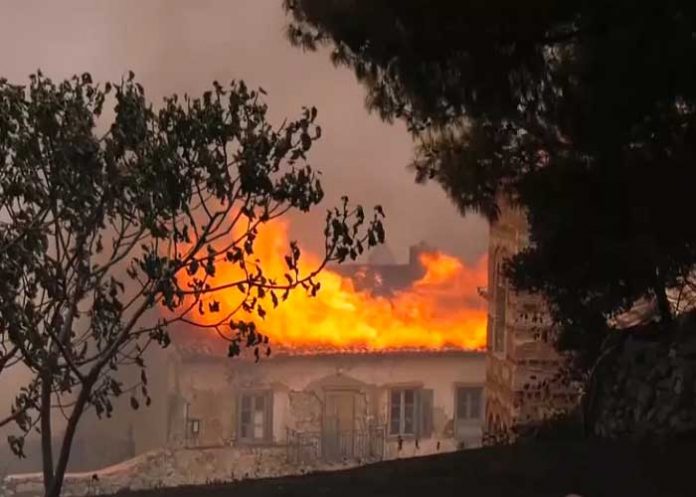 ¡Grecia arde! Incendio forestal consume histórico monasterio