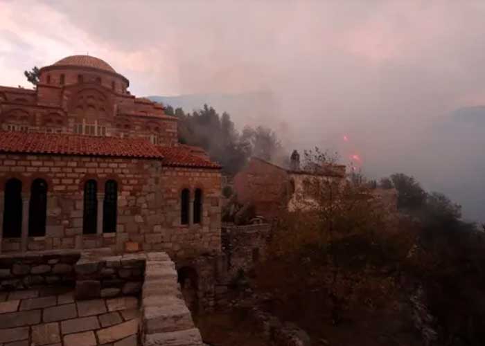 ¡Grecia arde! Incendio forestal consume histórico monasterio
