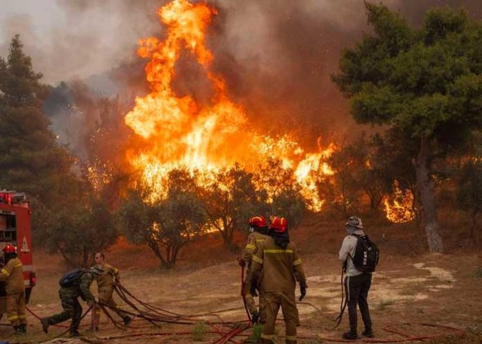 Grecia combate el incendio más grande jamás registrado