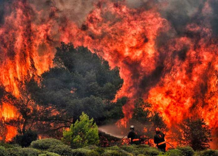 Grecia enfrenta el incendio más grande