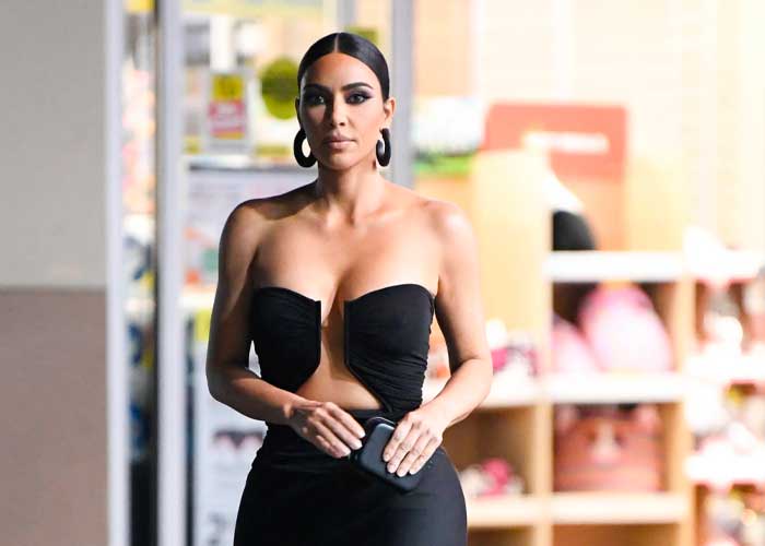 Kim Kardashian luce sus curvas con ajustado enterizo