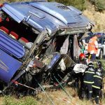 7 muertos y 13 heridos tras volcar un bus en México