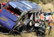 7 muertos y 13 heridos tras volcar un bus en México