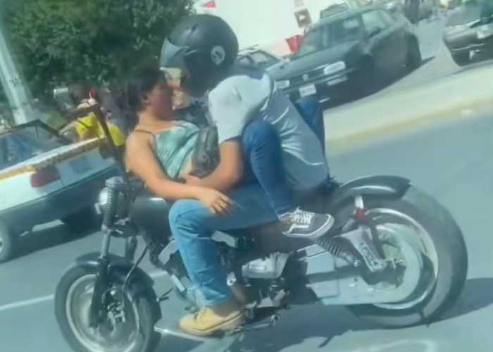 Motociclista paseaba con su novia de una forma inusual