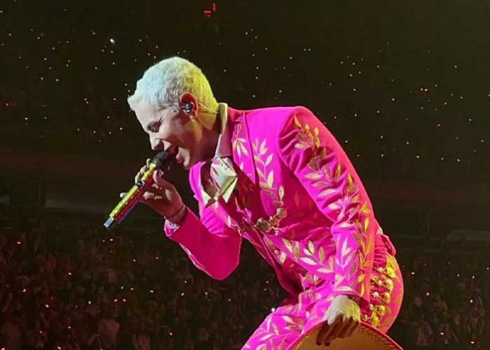 Critican a Christian Chávez por traje de charro rosa en concierto de RBD