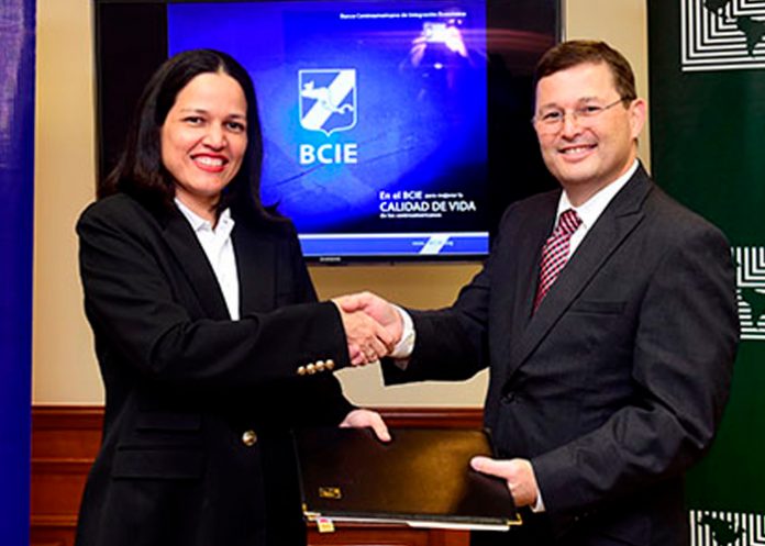 Foto: BCIE renueva línea de crédito a Banco LAFISE BANCENTRO / cortesía