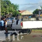 Foto: Conductor de camioneta evita a motociclista y termina volcado en Managua /TN8