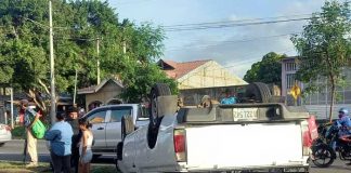 Foto: Conductor de camioneta evita a motociclista y termina volcado en Managua /TN8