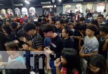 Foto: Jóvenes de iglesias cristianas celebran la biblia en encuentro donde se humillan ante Dios / TN8