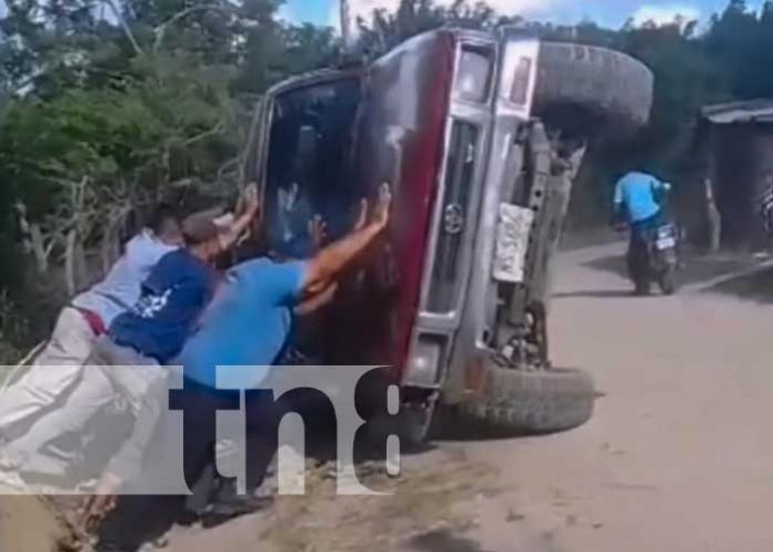 Foto: El susto y las pérdidas materiales deja vuelco de camioneta en Nueva Segovia / TN8