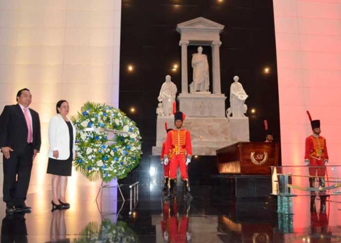 Foto: Ofrenda floral al sarcófago que contiene los restos mortales del Libertador Simón Bolívar / Cortesía