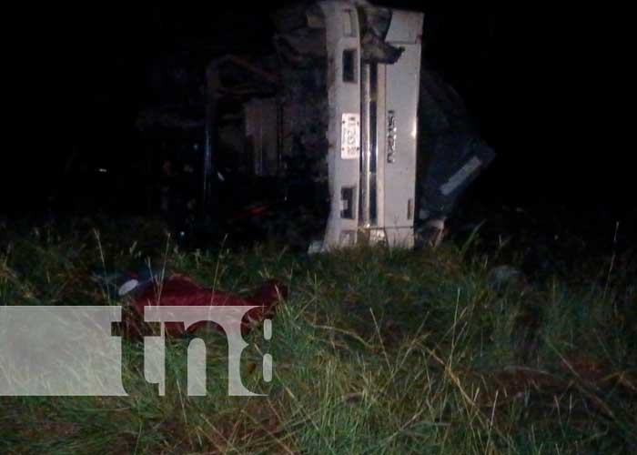 Foto: Conductor de camión de mazorcas muere tras volcarse en carretera Jinotega-Managua / TN8