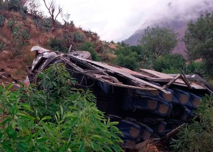 Mortal incidente deja 24 muertos, al caer un bus en un barranco en Perú
