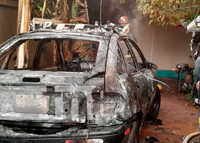 Propietario y vecinos evitan tragedia en incendio de vehículo en Granada