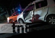 Motociclista y acompañante al borde de la muerte tras impactar un auto en Managua