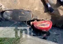 Foto: ¡Inconsciente y golpeado! Joven en moto cae al fondo de un cauce en Nindirí / TN8