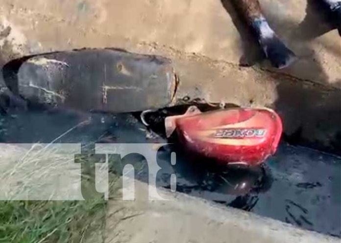 Foto: ¡Inconsciente y golpeado! Joven en moto cae al fondo de un cauce en Nindirí / TN8