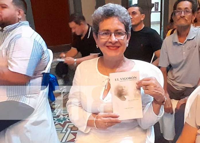 Foto: Presentan en Granada el libro 