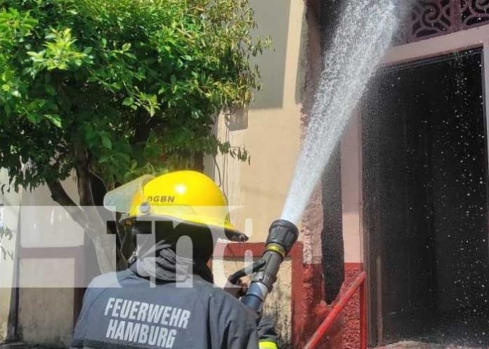 Voraz incendio consume a cenizas los enseres de dos viviendas en Chinandega