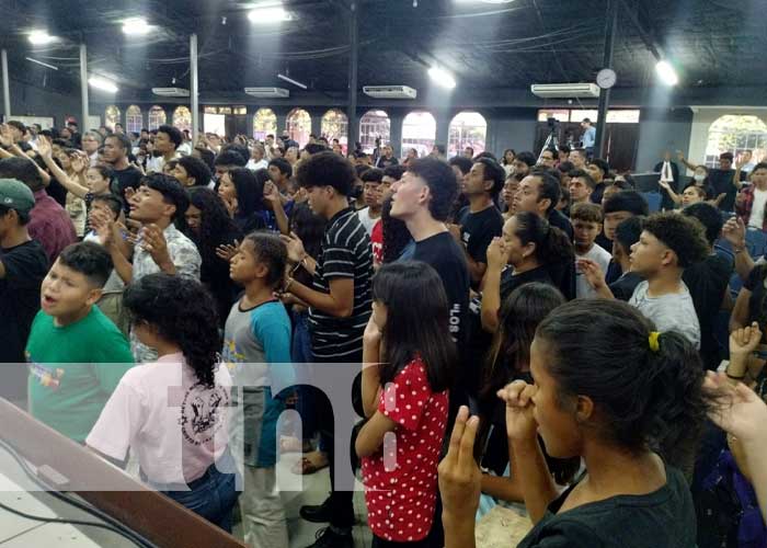 Foto: Jóvenes de iglesias cristianas celebran la biblia en encuentro donde se humillan ante Dios / TN8