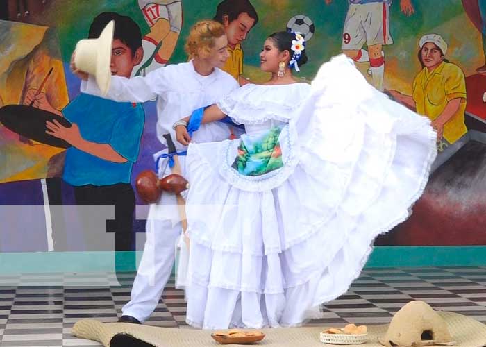 Foto: "Identidad cultural" en el festival departamental de los huipiles en Madriz / TN8