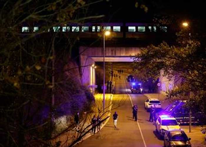 Cuatro jóvenes intentaron cruzar las vías y fueron aplastados por un tren en España