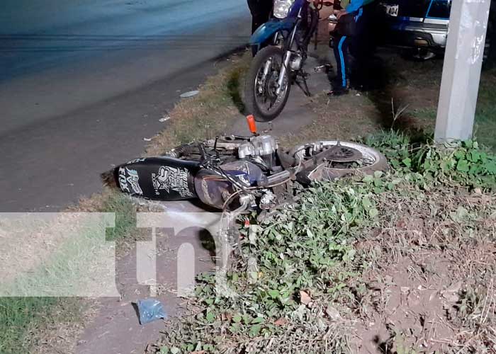 Pareja de motociclistas vivos de milagro tras sufrir accidente en Managua
