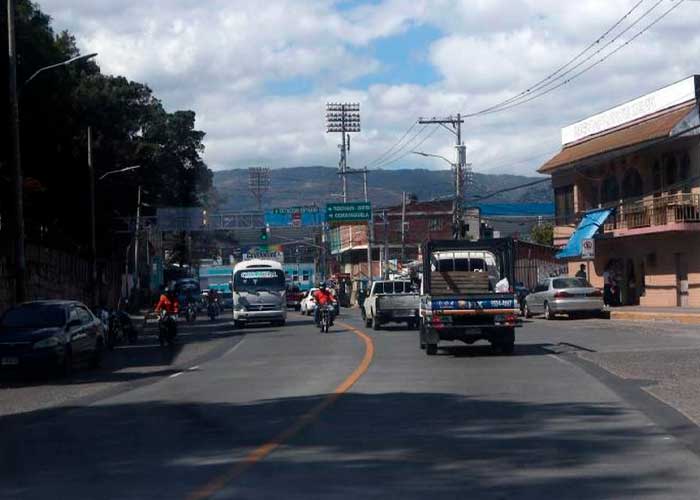 Carro en estado de "chatarra" sorprende al remolcar a otro vehículo 