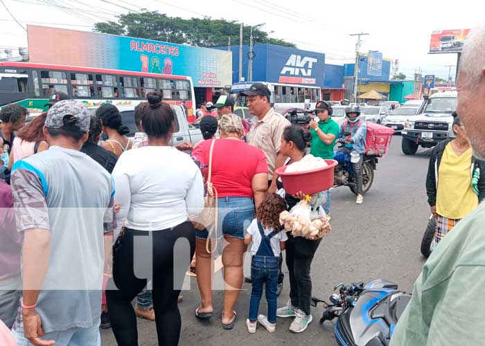 Foto: Carro impacta a un motociclista y este atropella a una señora en Managua/TN8