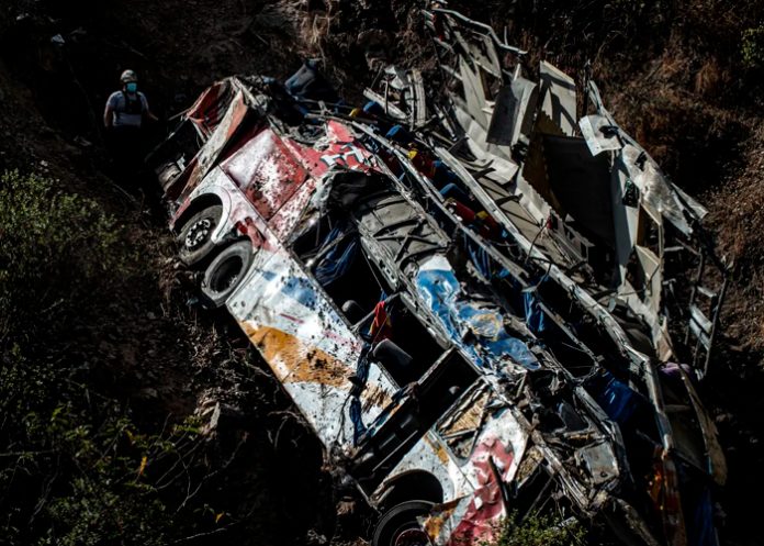 Mortal incidente deja 24 muertos, al caer un bus en un barranco en Perú