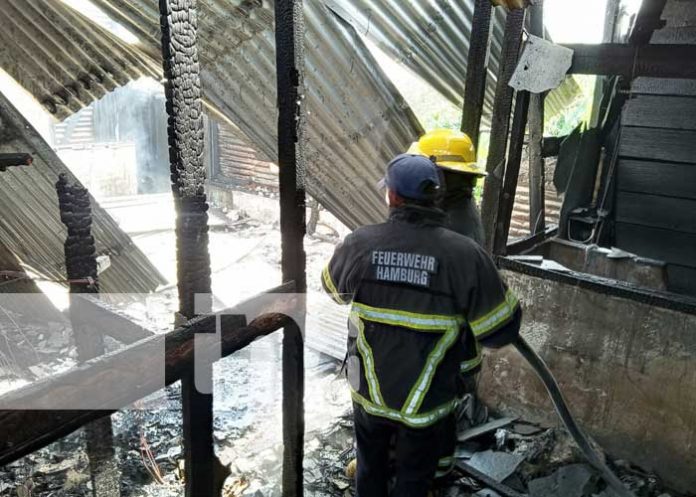 Foto: Bomberos impidieron que incendio acabará con varios apartamentos en Bluefields/TN8