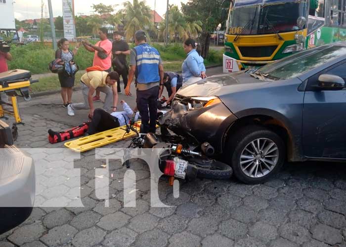 Mujer realiza mala maniobra y lesiona de gravedad a motociclista en Managua