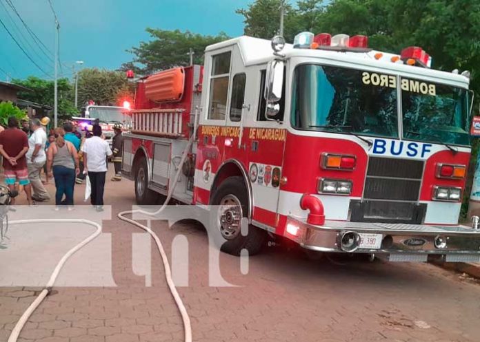 Propietario y vecinos evitan tragedia en incendio de vehículo en Granada