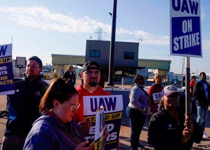 Ampliación de la huelga del sindicato automotriz a más fábricas en Estados Unidos