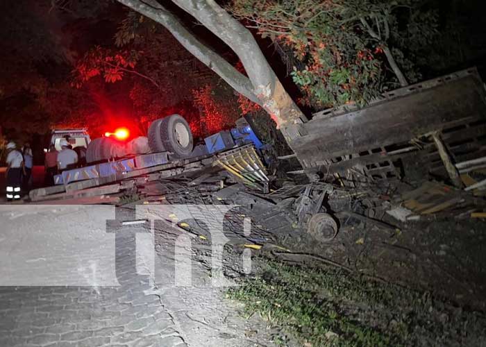 Foto: Se le van los frenos y choca violentamente contra un árbol en Juigalpa / TN8