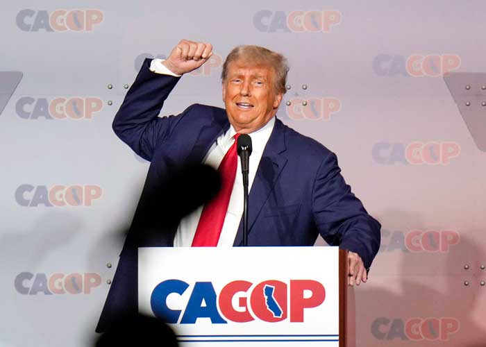 Foto: "¿Dónde demonios estoy?": Trump sorprende imitando a Biden al perderse en el escenario/Cortesía