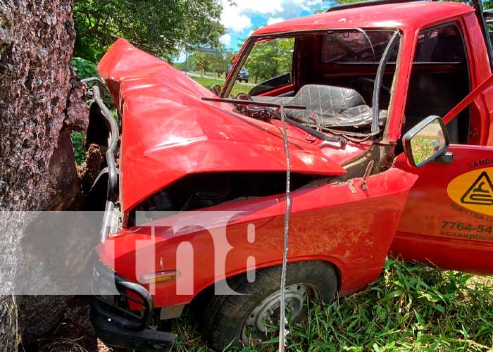 Conductor pierde el control y se estrella contra un árbol en la Carretera Juigalpa-Managua