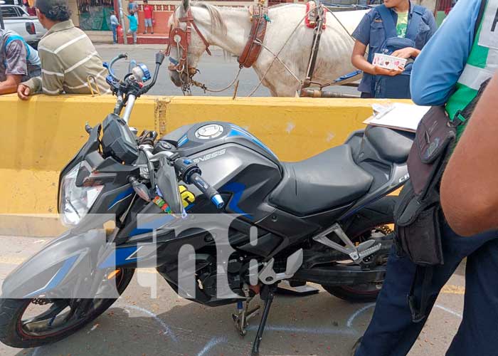 Foto: Carro impacta a un motociclista y este atropella a una señora en Managua/TN8