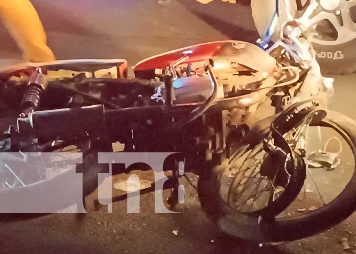 Motociclista y acompañante al borde de la muerte tras impactar un auto en Managua