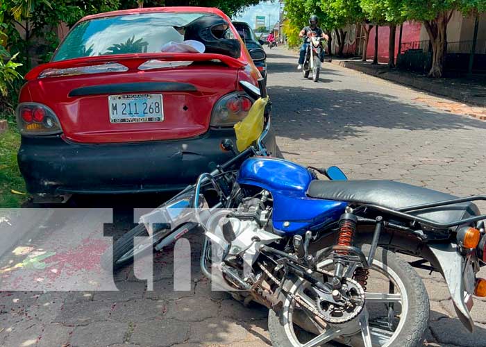 Foto: Motociclista Herido tras Chocar con Vehículo Estacionado/TN8