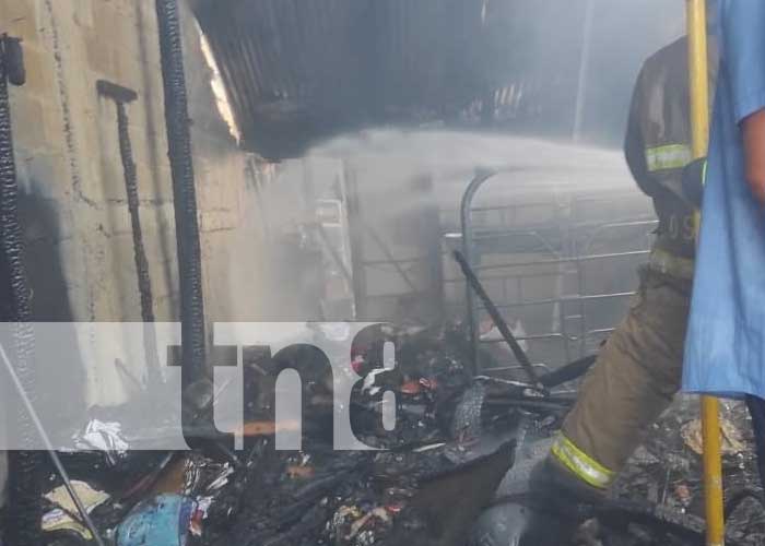 Voraz incendio consume a cenizas los enseres de dos viviendas en Chinandega