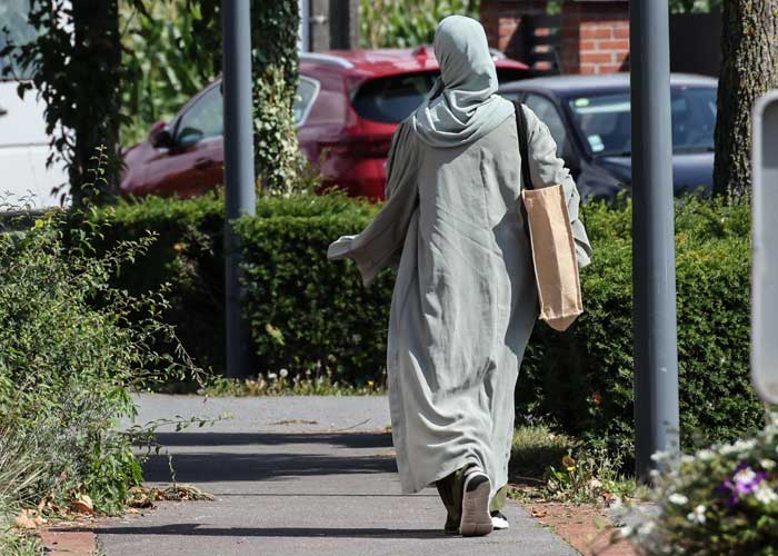 La prohibición de la Abaya genera un altercado sobre el Islam en Francia