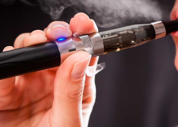 ¿Fumar cigarrillos puede reducir los testículos?