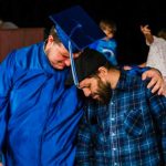 Adelantó su graduación para que su papá con cáncer lo acompañara