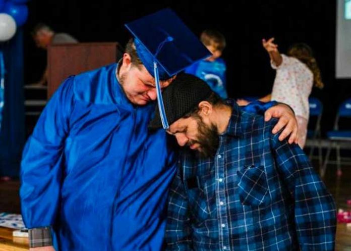 Adelantó su graduación para que su papá con cáncer lo acompañara