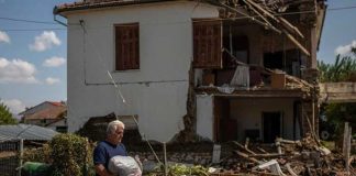 Víctimas en Grecia luchan por reconstruir lo poco que queda