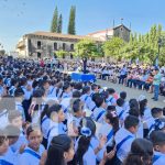 Foto: Coro estudiantil para saludar a la patria en León / TN8