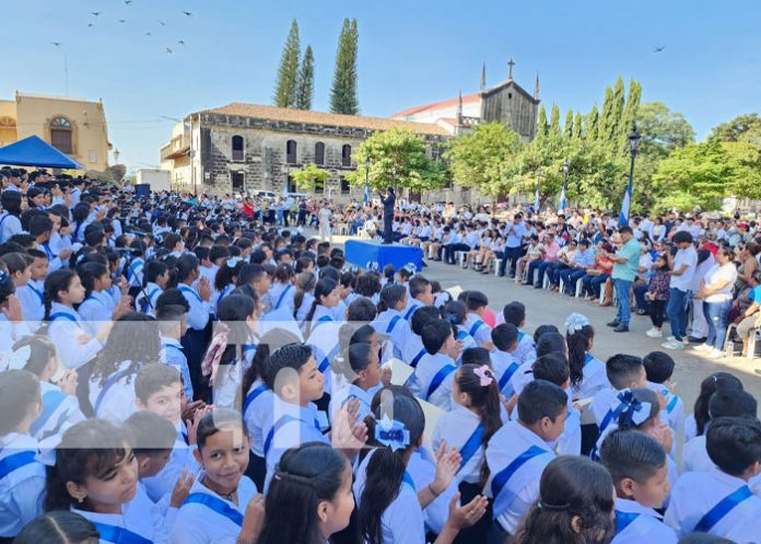 Foto: Coro estudiantil para saludar a la patria en León / TN8
