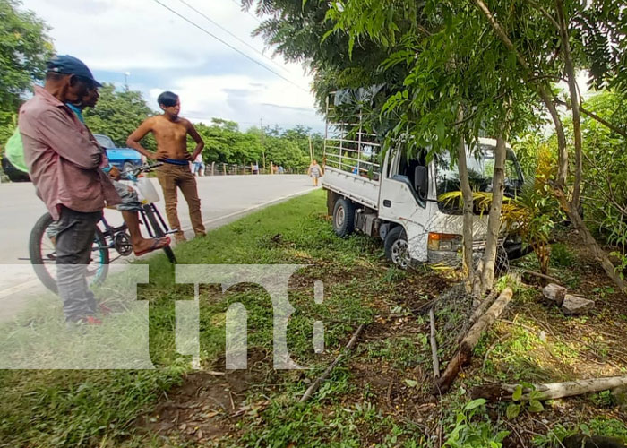 Foto: Cambiar una llanta casi le cuesta la vida en sector de Tipitapa-Malacatoya / TN8