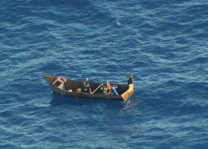 Hallan 14 personas en una isla tras la tragedia de un barco